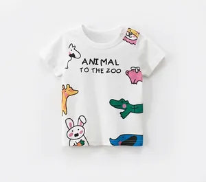 Détail d'un t-shirt blanc pour fille avec des imprimés d'animaux colorés
