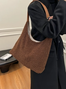 Sac fourre-tout en laine d'agneau marron foncé avec anses en cuir pour l'hiver