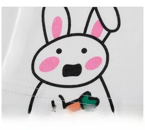 Détail de l'imprimé lapin sur un t-shirt en coton blanc de qualité pour filles