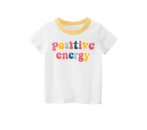 Dettaglio maglietta in cotone da bambina con scollo giallo a contrasto e stampa positiva