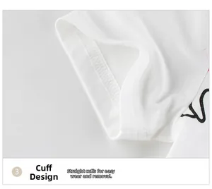 Détail du revers d'un t-shirt blanc en coton avec finitions de couture à double aiguille