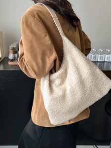 Grand sac hobo en polaire beige pour femme porté par un mannequin pour l'hiver