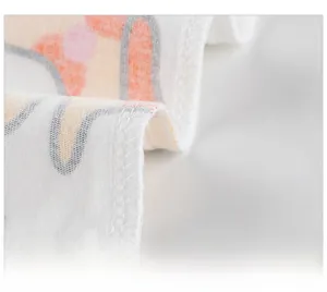 Gros plan sur les coutures précises et l'imprimé dessin animé sur coton blanc doux