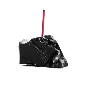 Porte-encens en obsidienne noire naturelle avec texture brute et finition brillante