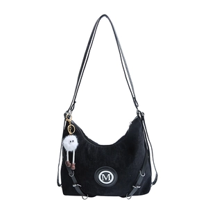 Sac hobo en velours côtelé noir avec logo M et porte-clé monstre en peluche blanc