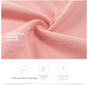 Dettaglio del tessuto in maglia di cotone rosa con consistenza morbida e standard Classe A