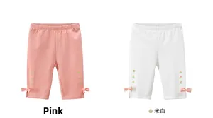 Dettagli di leggings per bambine rosa e beige con ricami floreali e piccoli fiocchi