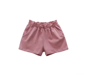 Détail du short fille en coton rose poudré avec taille froncée et nœud décoratif