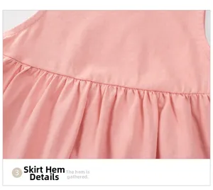 Vista macro dell'orlo del vestito in cotone rosa con trama a pieghe morbide in maglia