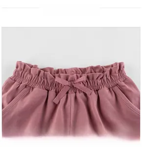 Détails du short fille rose poudré avec taille élastique à volants et nœud décoratif