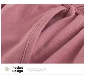 Vue détaillée du short en maille rose avec poches passepoilées et texture douce du tissu