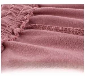 Détail macro des coutures de qualité et de la taille élastique sur short en maille fille