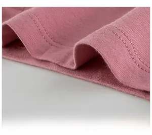 Gros plan de l'ourlet du short en coton rose avec coutures renforcées à double aiguille