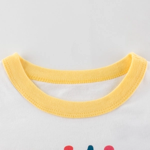 T-shirt bianca in cotone con girocollo giallo e motivi a pois colorati per bambini