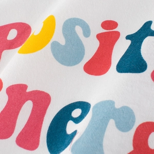 T-shirt bianca da bambina in cotone con stampa artistica colorata Positive Energy