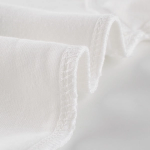 T-shirt da bambina in maglia di cotone bianco con cuciture premium e trama traspirante