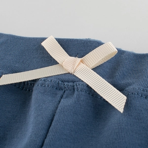 Short en maille de coton bleu foncé pour filles avec nœud beige pour l'été