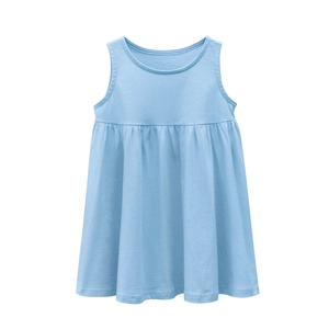 Abito smanicato in cotone celeste per bambina con gonna a pieghe su sfondo bianco