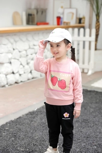 Détail du sweat à fraises rose et du pantalon floral noir pour petites filles