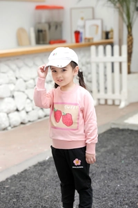 Sweat rose fraise avec pantalon noir et logo floral sur ensemble décontracté enfant