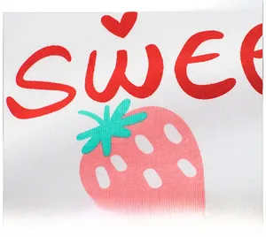 Dettaglio della scritta sweet e stampa fragola sulla maglietta bianca a maniche lunghe