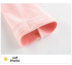 Dettaglio del polsino della maglietta in cotone rosa con cucitura pulita a doppio ago
