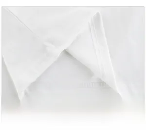 Dettaglio dell'orlo a doppia cucitura fine e del tessuto di cotone bianco denso su t-shirt bimbo