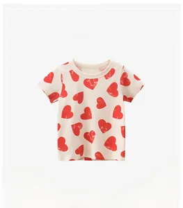 Détail du t-shirt en coton crème pour bébé fille avec motif imprimé cœurs rouges
