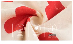 Gros plan sur tissu en coton doux respirant avec motif cœur et sécurité certifiée de classe A