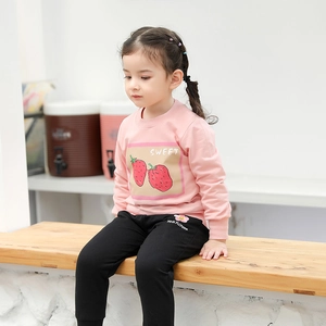 Ensemble fille avec sweat rose à fraises et jogging noir pour l'automne décontracté