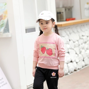 Ensemble sweat rose à motif fraise et jogging noir pour petite fille mode automne