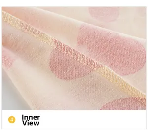Vue macro du tissu en coton à pois rose clair avec détails de couture overlock jaune