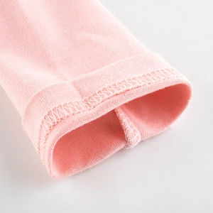 Vista dettagliata della maglietta rosa in maglia per bambine con cuciture di alta qualità