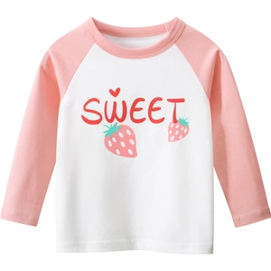 T-shirt da bambina a maniche lunghe raglan bianca e rosa con stampa a fragola
