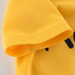 Primer plano de manga de camiseta de algodón amarillo con costura detallada de doble aguja
