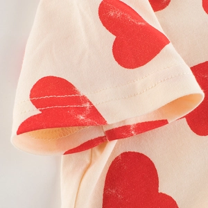 T-shirt enfant en coton crème avec motifs cœurs rouges et détails de couture aux manches