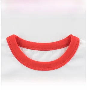 Dettaglio ravvicinato dello scollo rosso a coste sulla maglietta per bambini in cotone bianco