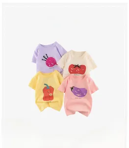 Détail à plat de t-shirts en coton pour enfants avec des motifs de légumes mignons