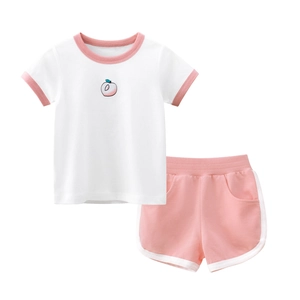 Completo estivo da bambina con t-shirt bianca motivo pesca e pantaloncini rosa