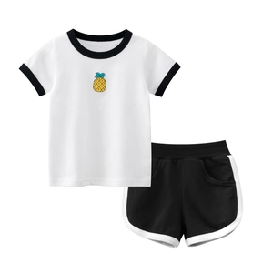 Set estivo per bambini con T-shirt bianca stampa ananas e pantaloncini sportivi neri