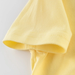 T-shirt en coton jaune pâle à manches courtes avec revers à double couture renforcée