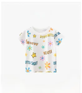 Détail d'un t-shirt enfant blanc avec imprimé floral coloré et typographie rétro