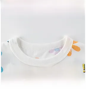 Détail de l'encolure côtelée du t-shirt blanc en coton avec texte DYNAMITE et étoiles