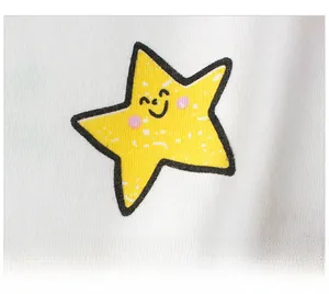 Détail du motif étoile jaune souriante sur le t-shirt en coton blanc pour filles