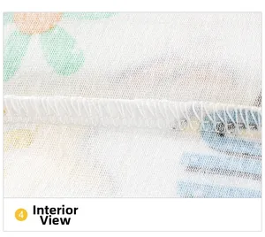 Vue détaillée des coutures intérieures précises et du tissu floral du t-shirt d'été