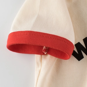 Meisjes beige katoenen t-shirt met rode contrasterende mouwen en letter W opdruk