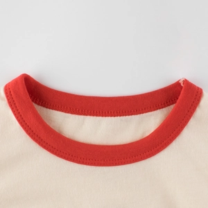 Katoenen meisjes T-shirt met crème body en rode geribbelde ronde halslijn