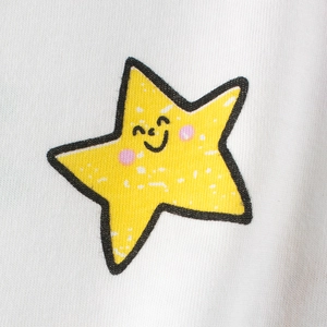 T-shirt blanc en coton pour filles avec un joli motif d'étoile souriante jaune