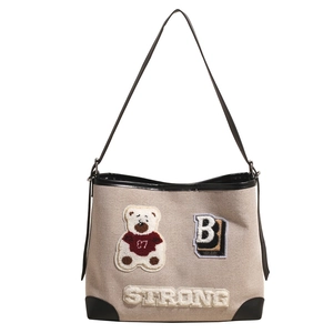 Borsa tote in tela con orsetto cartoon, finiture nere e toppe in stile college