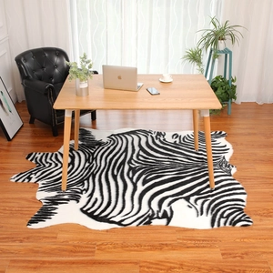 Detail van imitatie zebraprint tapijt met onregelmatige randen onder een houten tafel